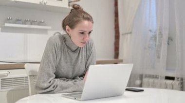 Genç Kadın Evdeki Laptop 'ta Düşünüyor ve Çalışıyor