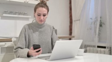 Akıllı Telefon ve Çalışan Odaklanmış Genç Kadın