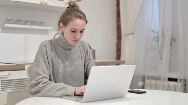 Malade jeune femme designer tousser à la maison — Video