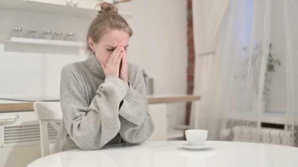Jeune femme malheureuse pensant et pleurant à la maison — Video
