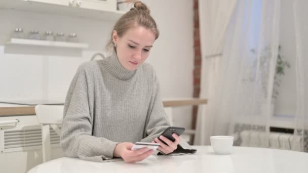 Compras online em Smartphone por mulher em casa — Vídeo de Stock