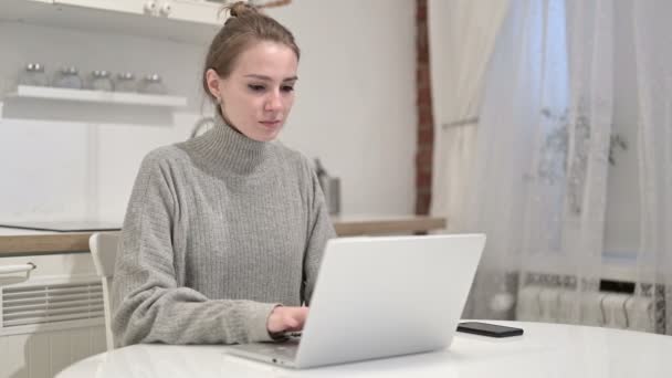 Ehrgeizige junge Frau arbeitet zu Hause am Laptop — Stockvideo