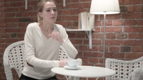 Atractiva joven bebiendo café y tosiendo — Vídeo de stock