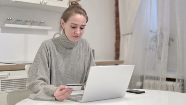 Mulher jovem reagindo a falha de pagamento on-line no laptop — Vídeo de Stock