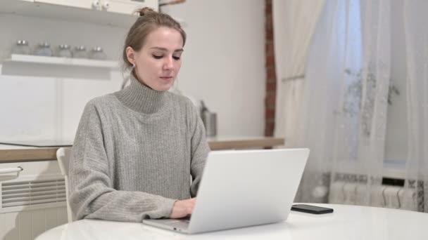 Müde junge Frau mit Rückenschmerzen zu Hause — Stockvideo