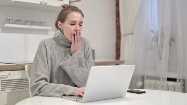 Schläfrige junge Frau macht zu Hause ein Nickerchen — Stockvideo