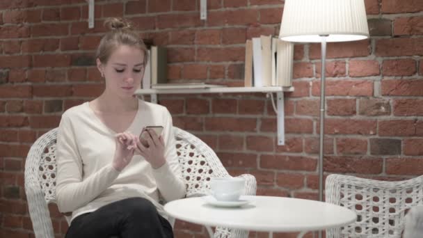 Mujer tomando café y celebrando el éxito en Smartphone — Vídeo de stock
