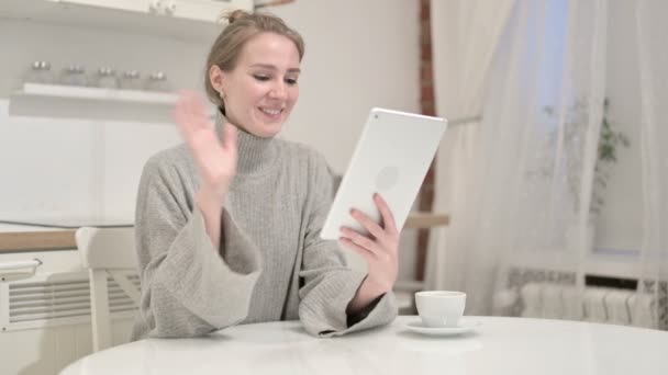 Mujer joven haciendo Video Chat en Tablet en casa — Vídeos de Stock