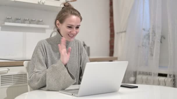 Veselá mladá žena dělá video chat na notebooku — Stock video