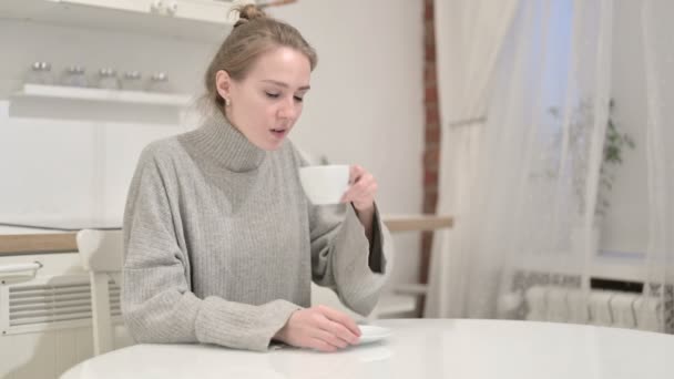 Привлекательная женщина пьет кофе дома — стоковое видео