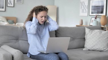 Kanepede otururken sinirli kıvırcık saç kadın laptop kaybı tepki