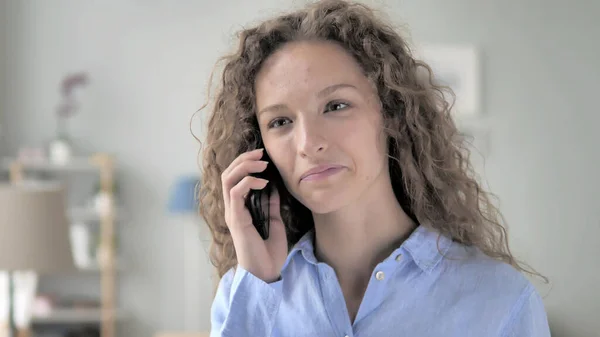 Kręcone włosy kobieta rozmowy na telefon — Zdjęcie stockowe