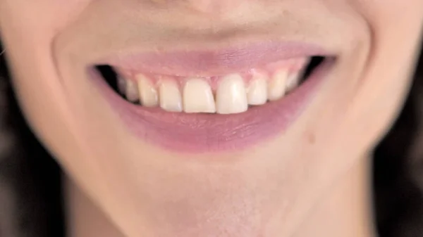 Primo piano di labbra sorridenti di giovane donna — Foto Stock