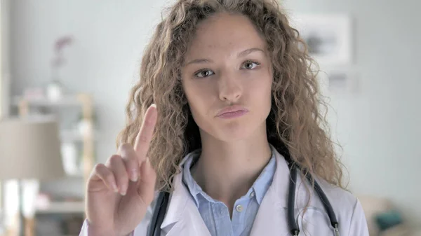 No, restringiendo a la joven doctora prohibiendo a la paciente — Foto de Stock