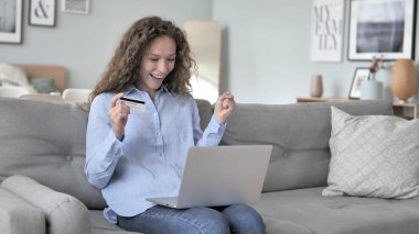 Heyecan kıvırcık saç Woman başarıyla kredi kartı ile online alışveriş