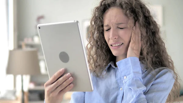 Tablet kullanırken kayıp tarafından şok kıvırcık saç kadın — Stok fotoğraf