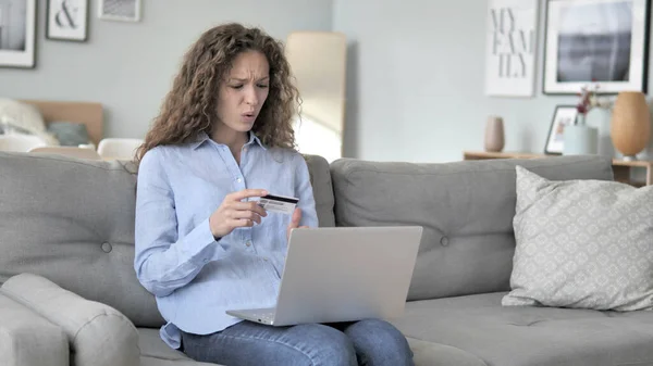 Online Shopping Failure by Curly Hair Woman, No Money in Bank — Stock Photo, Image