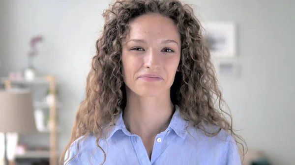 Ja, positiv lockigt hår kvinna acceptera erbjudande genom att skaka huvudet — Stockfoto