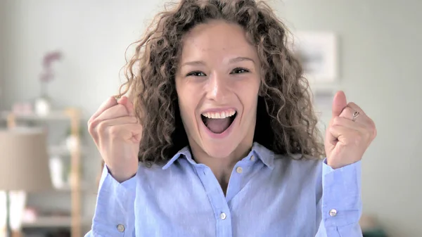 Lockigt hår kvinna firar framgång gest i Office — Stockfoto