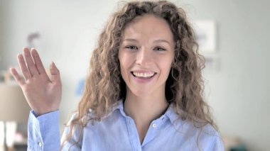 Webinar konuşan kıvırcık saçlı kadın, Webcam görünümü