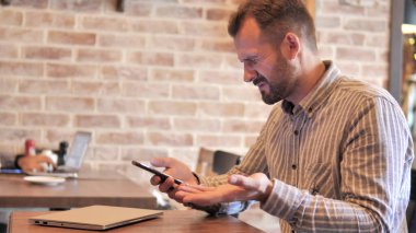 Sakal Casual Man telefonda kayıp tarafından üzgün