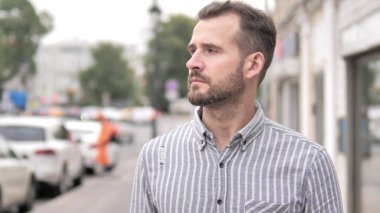 Bekleyen Sakal Sıradan Adam Dışarıda Bekliyor