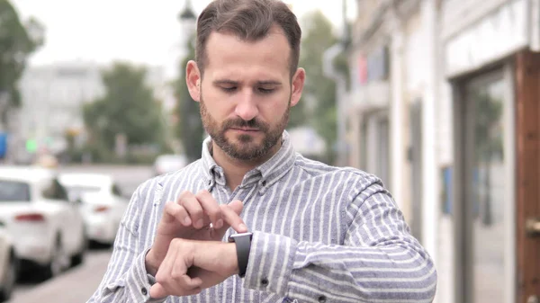 Barba casual hombre usando smartwatch al aire libre — Foto de Stock