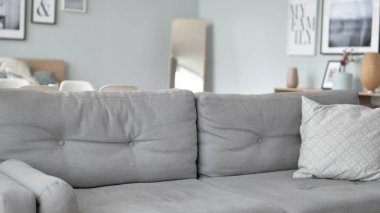 Kıvırcık saçlı kadın İş Yeri 'nden ayrıldıktan sonra Boş Oda