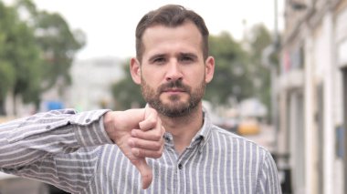 Sakal Casual adam tarafından thumbs Down, açık