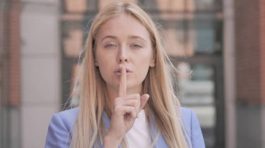 Silence plz, Finger üzerinde Lips tarafından genç Businesswoman