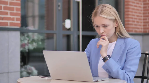 Myslící žena a práce na laptopu, posezení venku — Stock fotografie