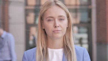 Hayır, Genç iş kadını reddetmeye baş sallıyor