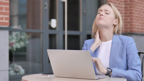 Молода Ділова жінка з болем у шиї за допомогою ноутбука відкритий — стокове фото
