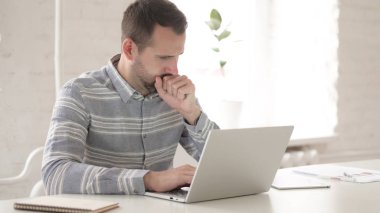 Hasta Yetişkin Adam İş Yerinde Öksürük