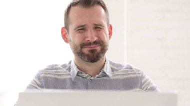 Adam Baş Sallayarak Teklif Reddederek