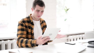 Üzgün Genç Adam Tablet Üzerinde Kayıp şok