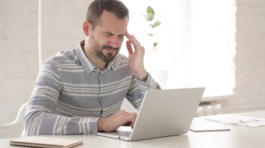 İş Yerinde Baş Ağrısı olan Perişan Yetişkin Adam