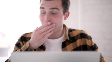 Esneyen Yorgun Genç Adamın İş Yerinde Yakın Çekim