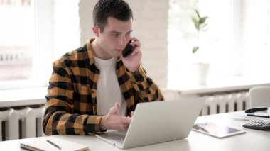 Casual Genç Adam İş Için Telefonda Talking