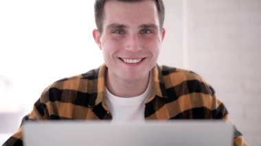 Gülümseyen Genç Adam İş Yerinde Kameraya Bakıyor