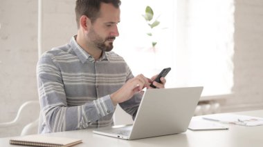 Akıllı Telefon ve Laptop Kullanma Yetişkin Genç Adam