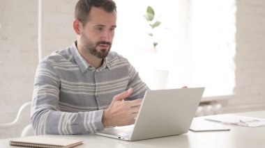 Yetişkin Genç Adam tarafından Laptop ile Görüntülü Sohbet