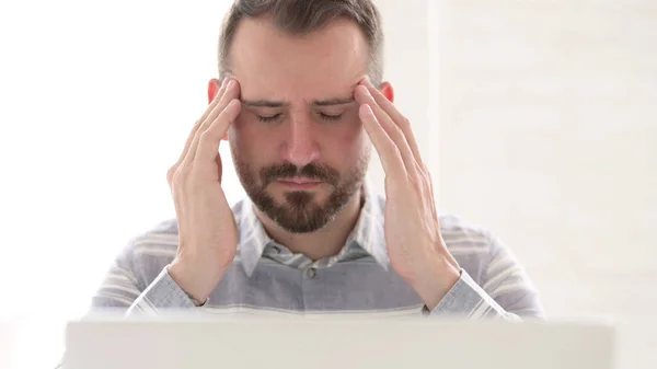 Nahaufnahme eines Mannes mit Kopfschmerzen mittels Laptop — Stockfoto