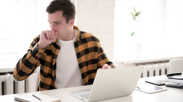 Chory młody człowiek kaszel podczas korzystania z laptopa — Zdjęcie stockowe
