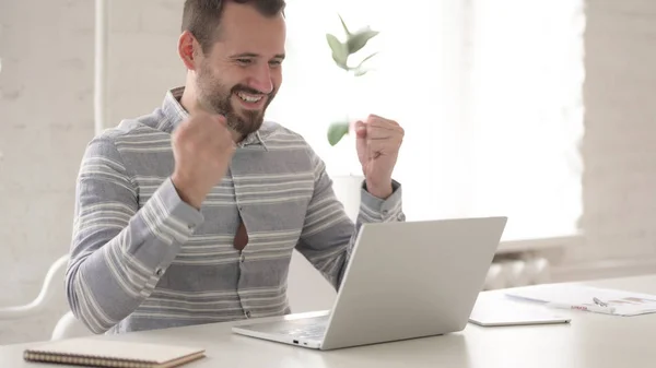 Erwachsener junger Mann freut sich auf Erfolg — Stockfoto