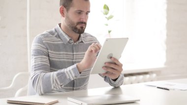 Dijital Tablet Kullanan Yetişkin Genç Adam