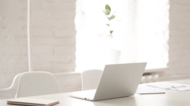 Masasında Dizüstü bilgisayarla Boş Ofis