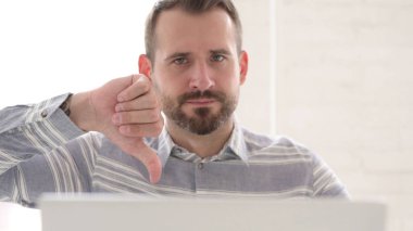 Başparmak aşağı adam kameraya bakan tarafından