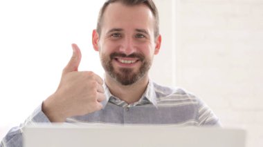 Casual Man Kameraya Bakarak Thumbs Up