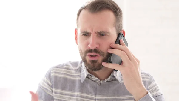 Wütender Mann telefoniert, Probleme — Stockfoto